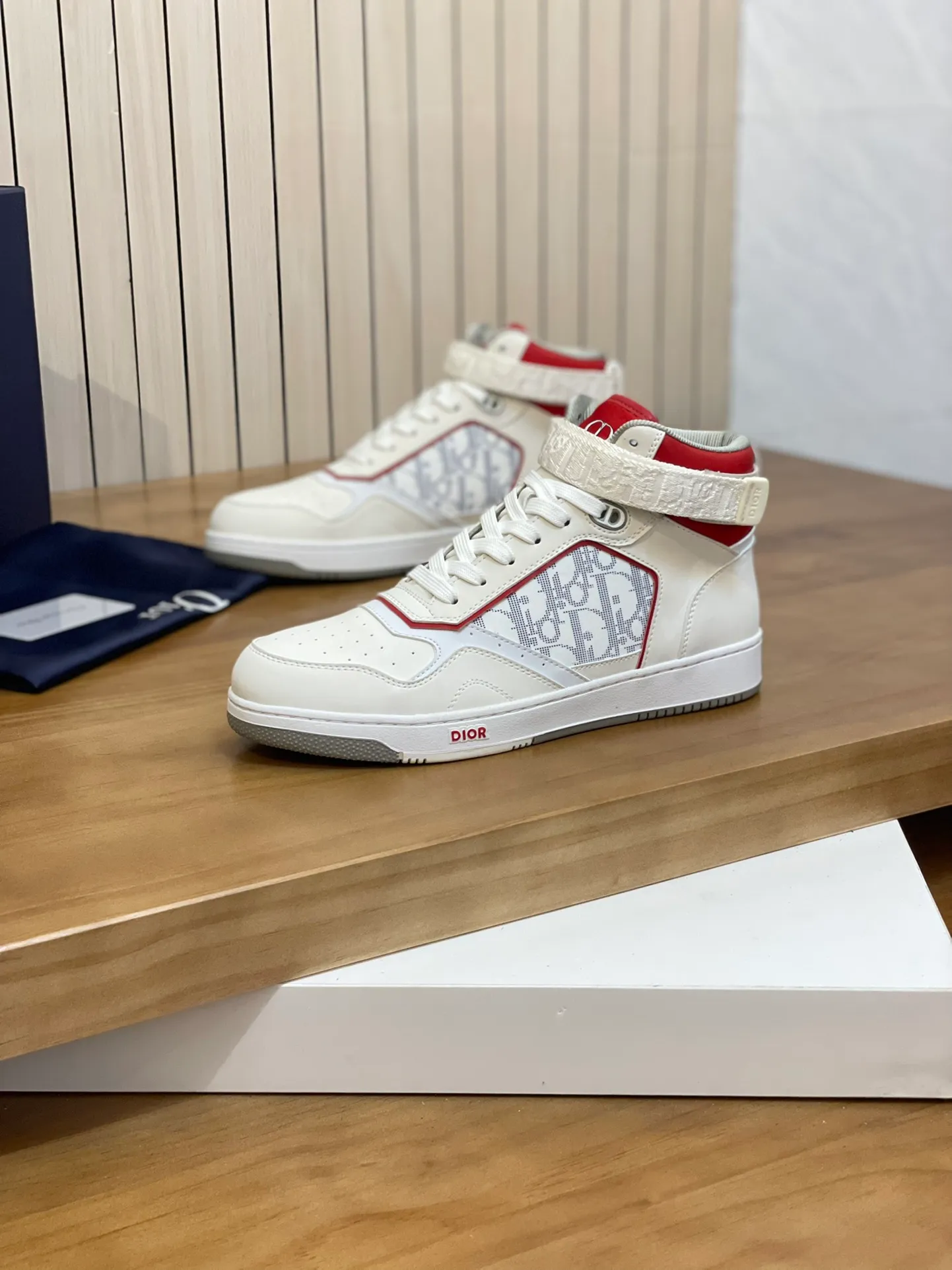 Men's shoes: 💰P460¥ Product trademark: Dior* "Dior*" high-top casual shoes Regular size: 38-44 (can be customized to 45.46) Product materials: Upper imported cowhide stitched with original fabric, breathable lining, original outsole. Number: 1006